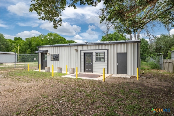 Listing Image #2 - Others for sale at 530 Seydler Street, Gonzales TX 78629