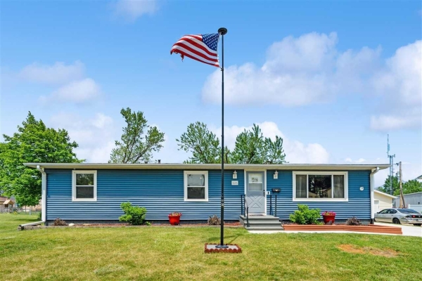Listing Image #1 - Others for sale at 1026 Eisenhower Rd, Hiawatha IA 52233