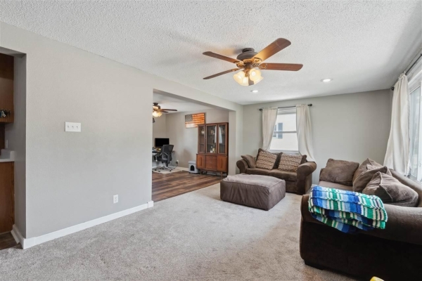 Listing Image #3 - Others for sale at 1026 Eisenhower Rd, Hiawatha IA 52233