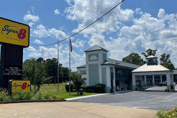 Listing Image #1 - Hotel for sale at 970 Elbert St, Elberton GA 30635, Elberton GA 30635