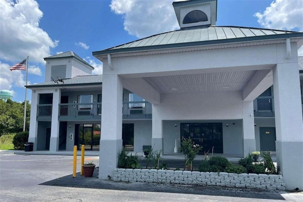 Listing Image #2 - Hotel for sale at 970 Elbert St, Elberton GA 30635, Elberton GA 30635