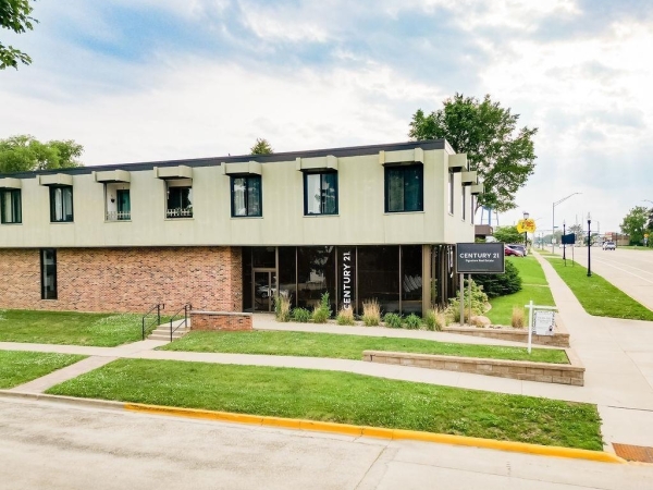 Listing Image #2 - Retail for sale at 805 W Bremer Avenue, Waverly IA 50677