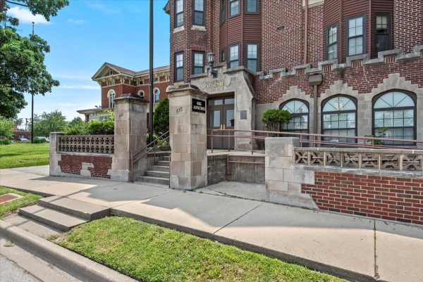 Listing Image #3 - Office for sale at 615 S 2nd St, Springfield IL 62704