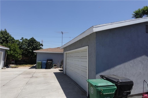 Listing Image #3 - Multi-family for sale at 6910 Chanslor Ave., Bell CA 90201