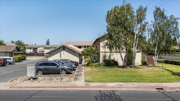 Listing Image #2 - Multi-family for sale at 15 Willowood Drive, Oakdale CA 95361