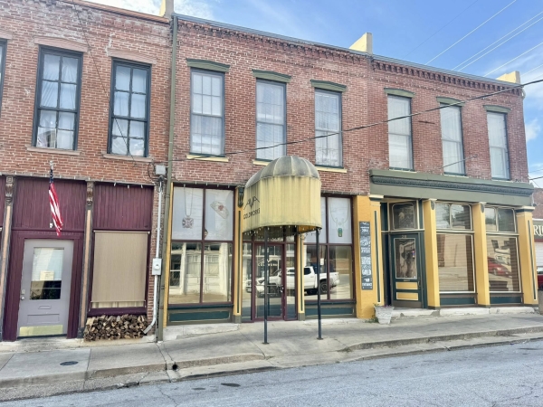 Listing Image #1 - Retail for sale at 209 Center Street, Hannibal MO 63401