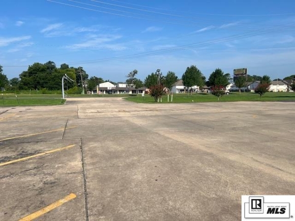 Listing Image #3 - Retail for sale at 2332 STERLINGTON ROAD, Monroe LA 71203
