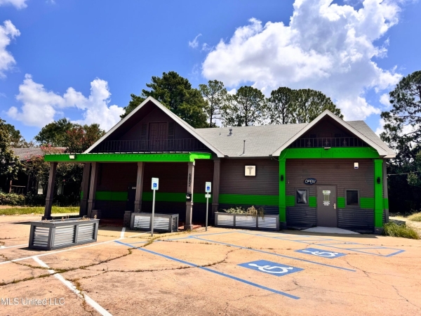 Listing Image #1 - Retail for sale at 5852 Ridgewood Rd, Jackson MS 39211