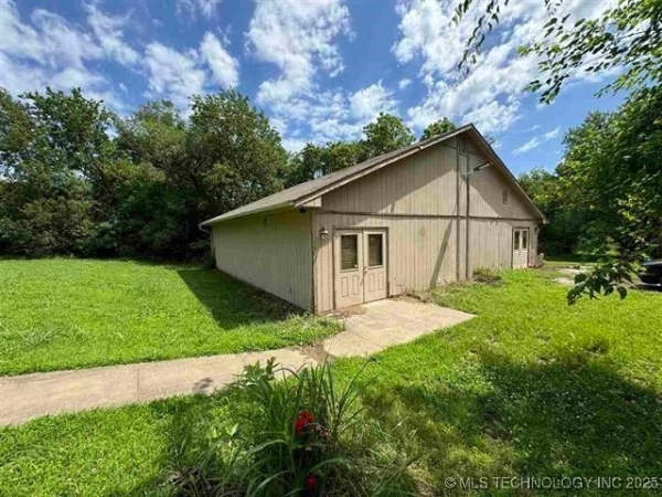 Listing Image #1 - Others for sale at 802 E Brissy Street, Cushing OK 74023