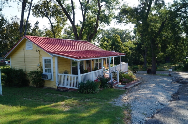Listing Image #2 - Retail for sale at 402 E College, Canton TX 75103