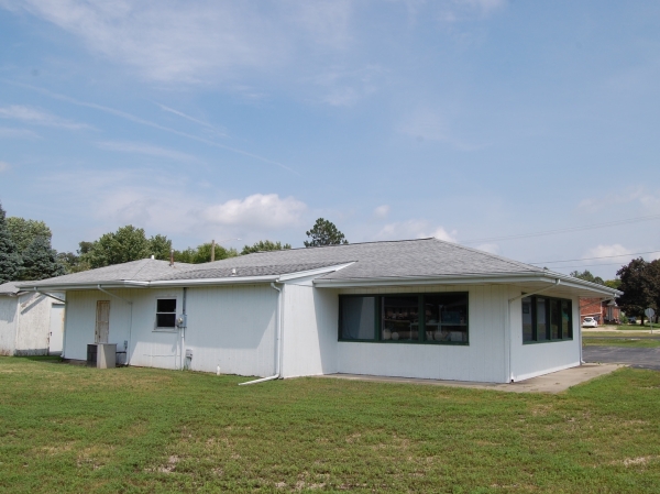 Listing Image #3 - Retail for sale at 909 Green Ridge Avenue, Earlville IL 60518