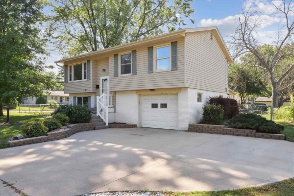 Listing Image #2 - Others for sale at 3005 Parkview Ave, Iowacity IA 52240