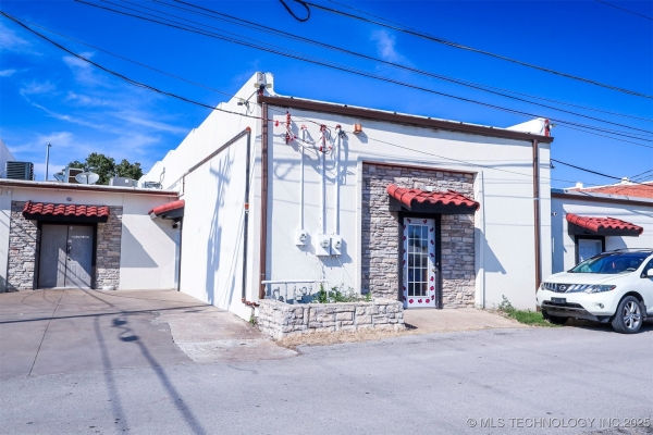 Listing Image #1 - Retail for sale at 102 W Rogers Boulevard, Skiatook OK 74070 Listing Image #1 - Retail for sale at 102 W Rogers Boulevard, Skiatook OK 74070