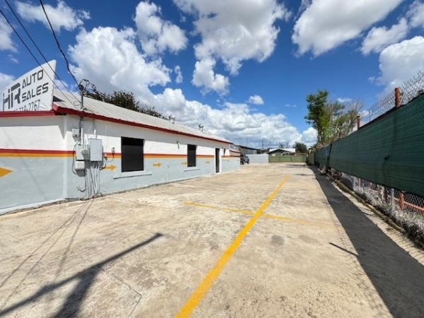 Listing Image #3 - Retail for sale at 3017 San Dario Ave, Laredo TX 78040