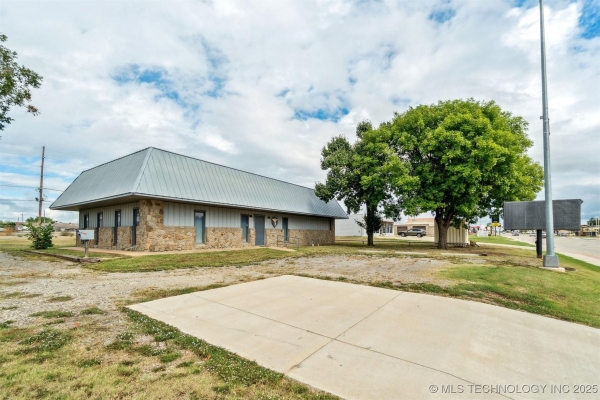 Listing Image #2 - Office for sale at 1236 E Main Street, Cushing OK 74023
