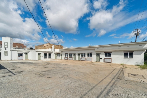 Listing Image #1 - Multi-family for sale at 103 E Cherry Street, Cushing OK 74023