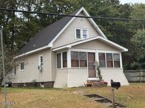 Listing Image #2 - Multi-family for sale at 2621 Curry Road, Rotterdam NY 12303