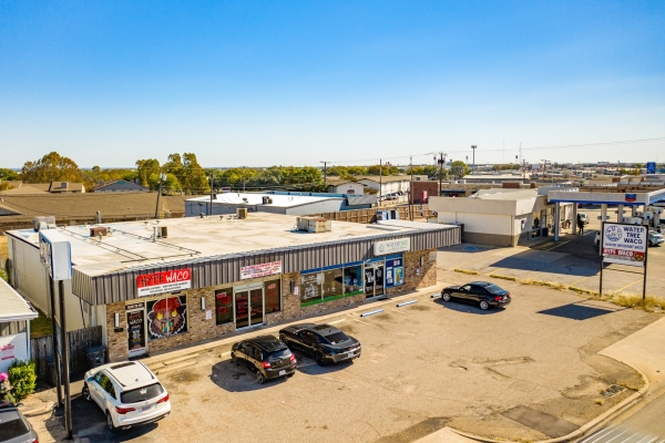 Listing Image #1 - Retail for sale at 711 Lake Air Dr, Waco TX 76710