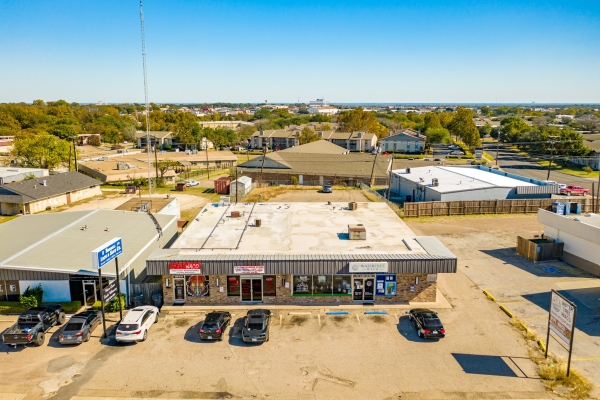 Listing Image #2 - Retail for sale at 711 Lake Air Dr, Waco TX 76710