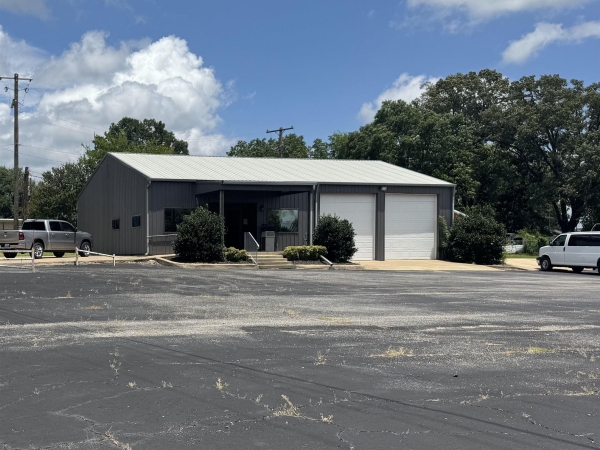 Listing Image #1 - Others for sale at 801 E BROADWAY, Gladewater TX 75647