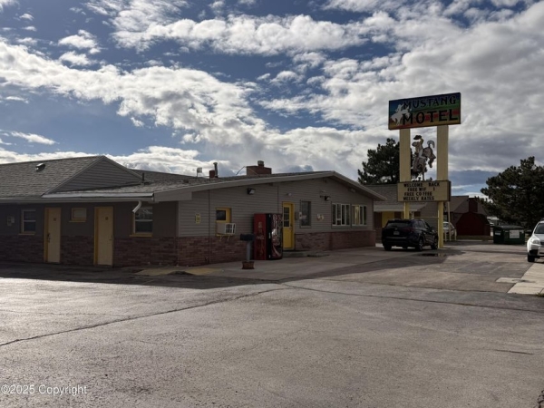 Listing Image #1 - Hotel for sale at 922 E 3rd St, Gillette WY 82716