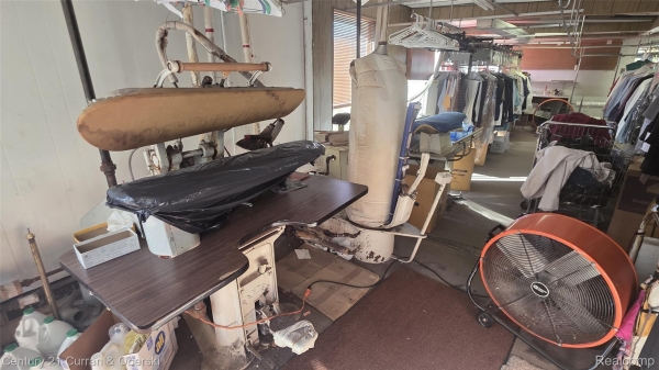 Listing Image #2 - Others for sale at 32065 Grand River Avenue, Farmington MI 48336