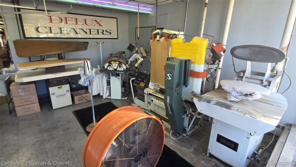 Listing Image #3 - Others for sale at 32065 Grand River Avenue, Farmington MI 48336