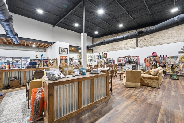 Listing Image #2 - Retail for sale at 608 E Leon St, Gatesville TX 76528