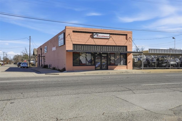 Listing Image #1 - Retail for sale at 401 S Main Street, Cleburne TX 76033