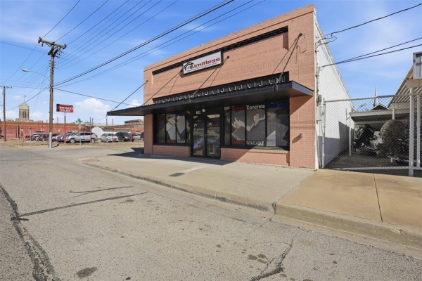 Listing Image #2 - Retail for sale at 401 S Main Street, Cleburne TX 76033