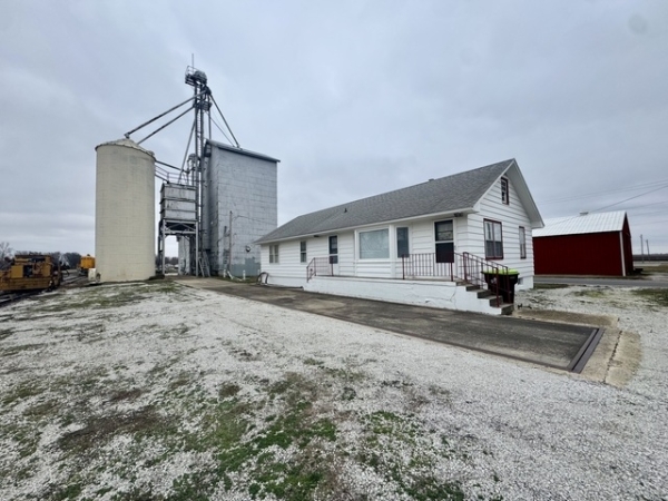 Listing Image #2 - Office for sale at 201 Main St, Wapella IL 61777