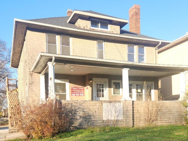 Listing Image #2 - Multi-family for sale at 345 Augusta Avenue, Dekalb IL 60115