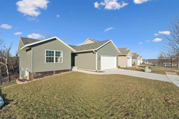Listing Image #3 - Others for sale at 2042 Sugar Creek Dr Nw, Cedarrapids IA 52405
