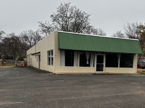 Listing Image #1 - Retail for sale at 401 S 2nd Street, Stilwell OK 74960