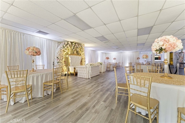 Listing Image #2 - Retail for sale at 6265 Van Nuys Boulevard, Van Nuys CA 91401