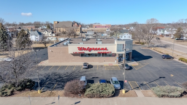 Listing Image #1 - Retail for sale at 806 S 4th St, Clinton IA 52732