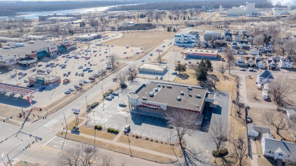 Listing Image #3 - Retail for sale at 806 S 4th St, Clinton IA 52732