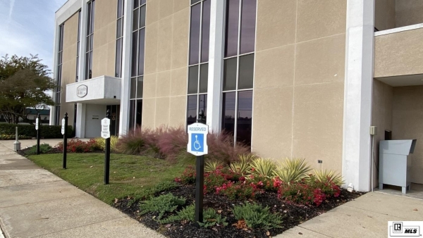 Listing Image #3 - Office for sale at 1401 HUDSON LANE, Monroe LA 71201