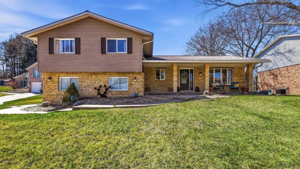 Listing Image #1 - Others for sale at 3035 Olde Country Lane, Dubuque IA 52001