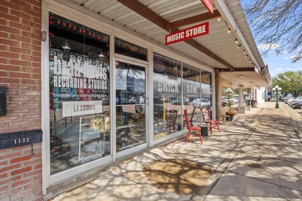 Listing Image #2 - Retail for sale at 1132 Main Street, Commerce TX 75428