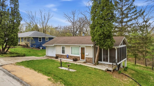 Listing Image #2 - Others for sale at 711 Laurel Street, Dubuque IA 52003