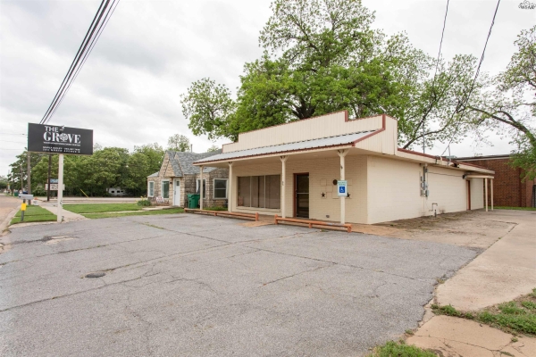 Listing Image #3 - Office for sale at 203 N AVENUE D, Burkburnett TX 76354