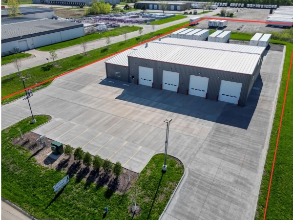 Listing Image #2 - Retail for sale at 2317 Northeast Drive, Waterloo IA 50703