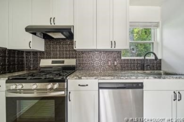 Listing Image #2 - Multi-family for sale at 321  N 12th, Collinsville OK 74133