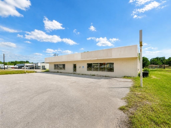 Listing Image #1 - Others for sale at 310 E Denman Avenue, Lufkin TX 75901