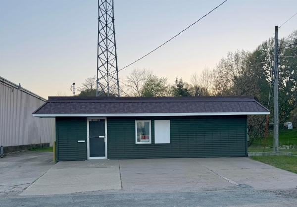 Listing Image #1 - Office for sale at 116 Steele Dr, Oelwein IA 50662