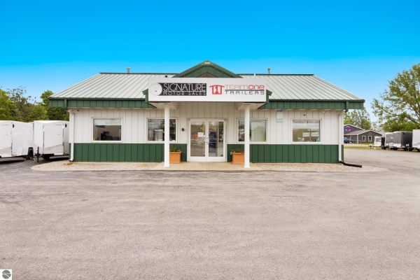Listing Image #1 - Retail for sale at 981 W Blue Star Drive, Traverse City MI 49685 Listing Image #1 - Retail for sale at 981 W Blue Star Drive, Traverse City MI 49685