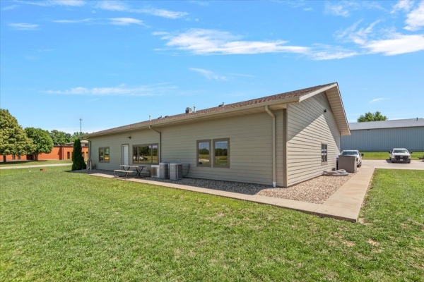 Listing Image #3 - Office for sale at 103 Centre Drive, Petersburg IL 62675
