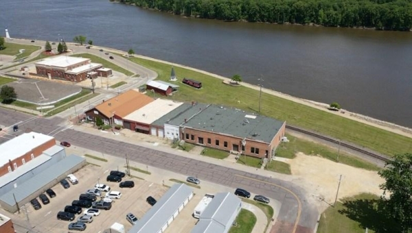 Listing Image #1 - Industrial for sale at 623 S 1st, Clinton IA 52732