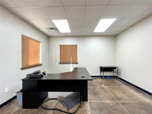 Listing Image #2 - Office for sale at 404 W Pikes Peak Road, Chickasha OK 73018